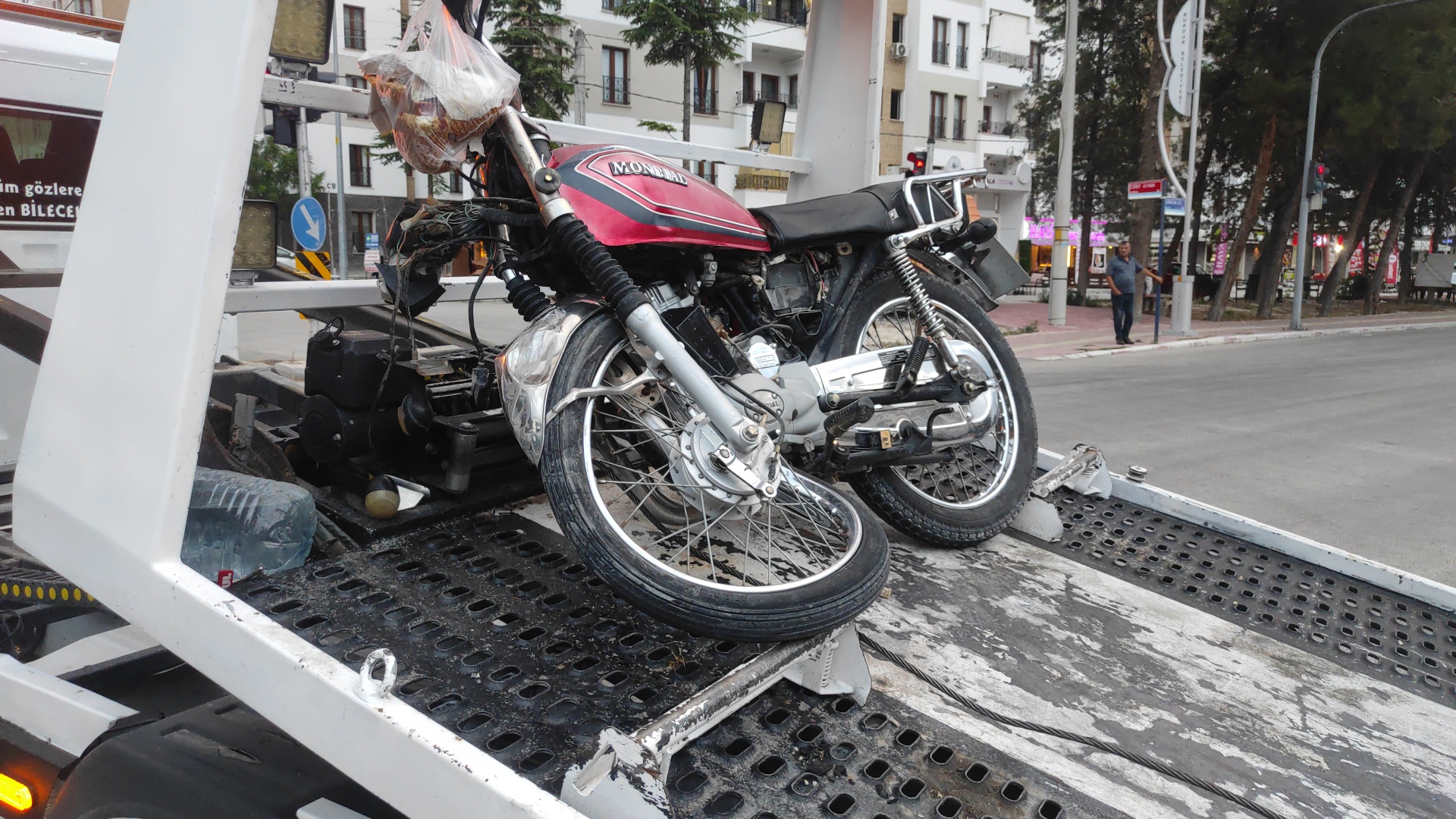 Otomobille çarpışan motosikletin sürücüsü yaralandı
