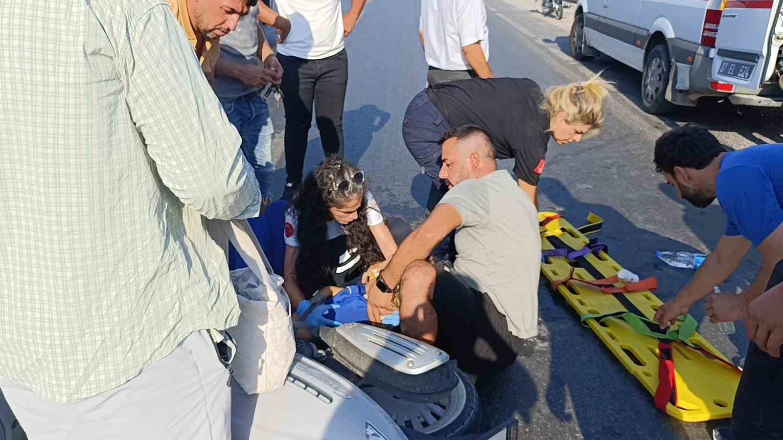 Otomobille çarpışıp savrulan motosiklet sürücüsü ölümden kıl payı kurtuldu