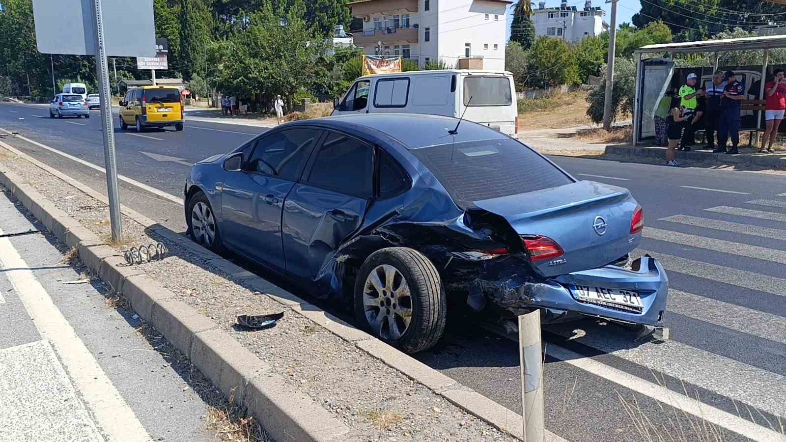 Otomobiller çarpıştı, sürücüler birbirini suçladı
