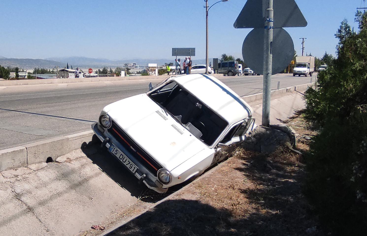 Otomobiller kavşakta çarpıştı: 2 yaralı