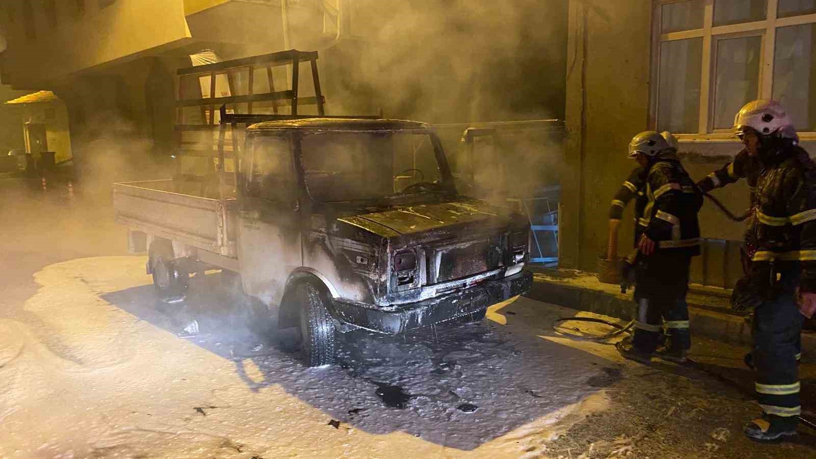 Park halinde olan kamyonet alev topuna döndü