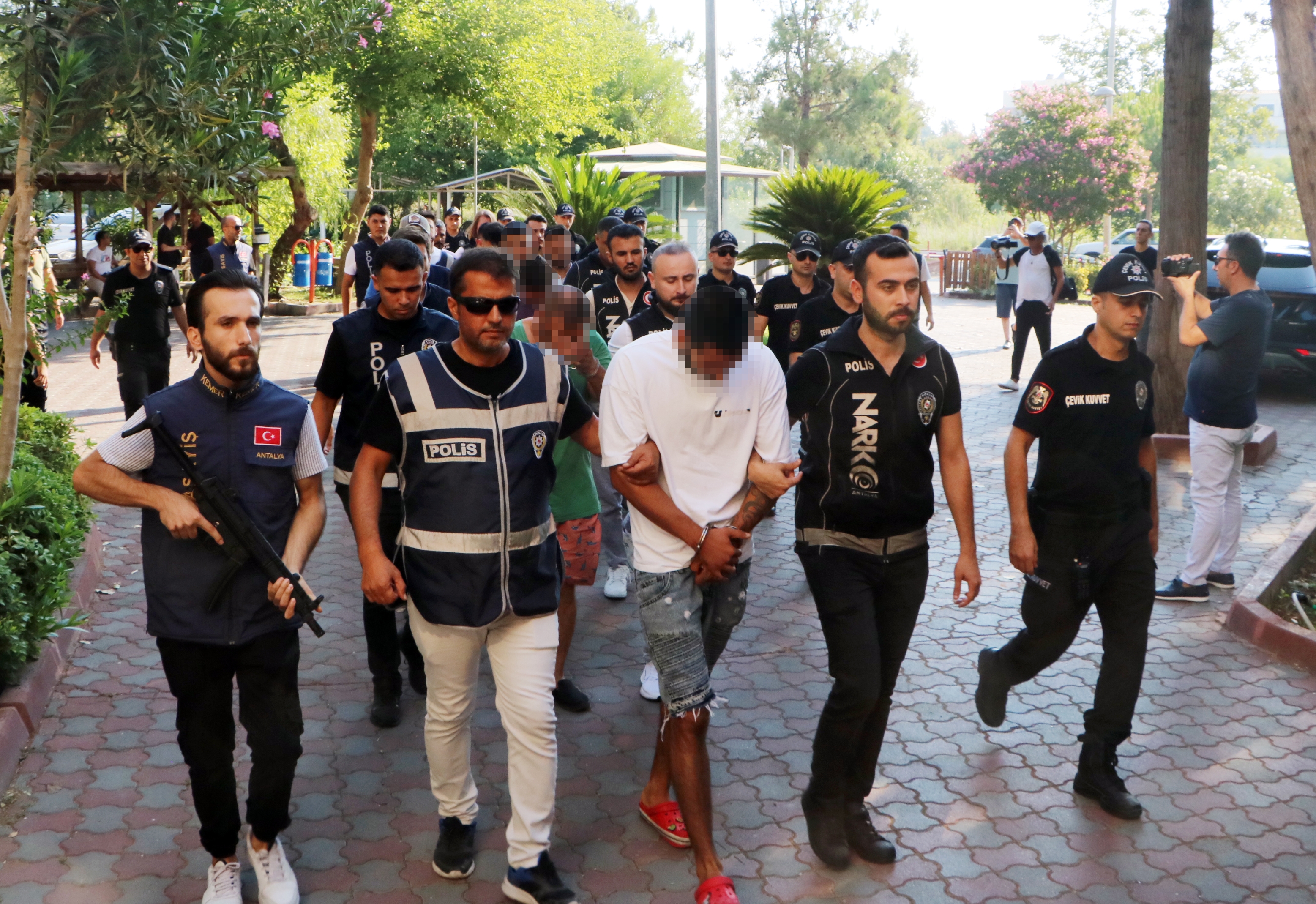 Polisten uyuşturucu satıcılarına operasyon