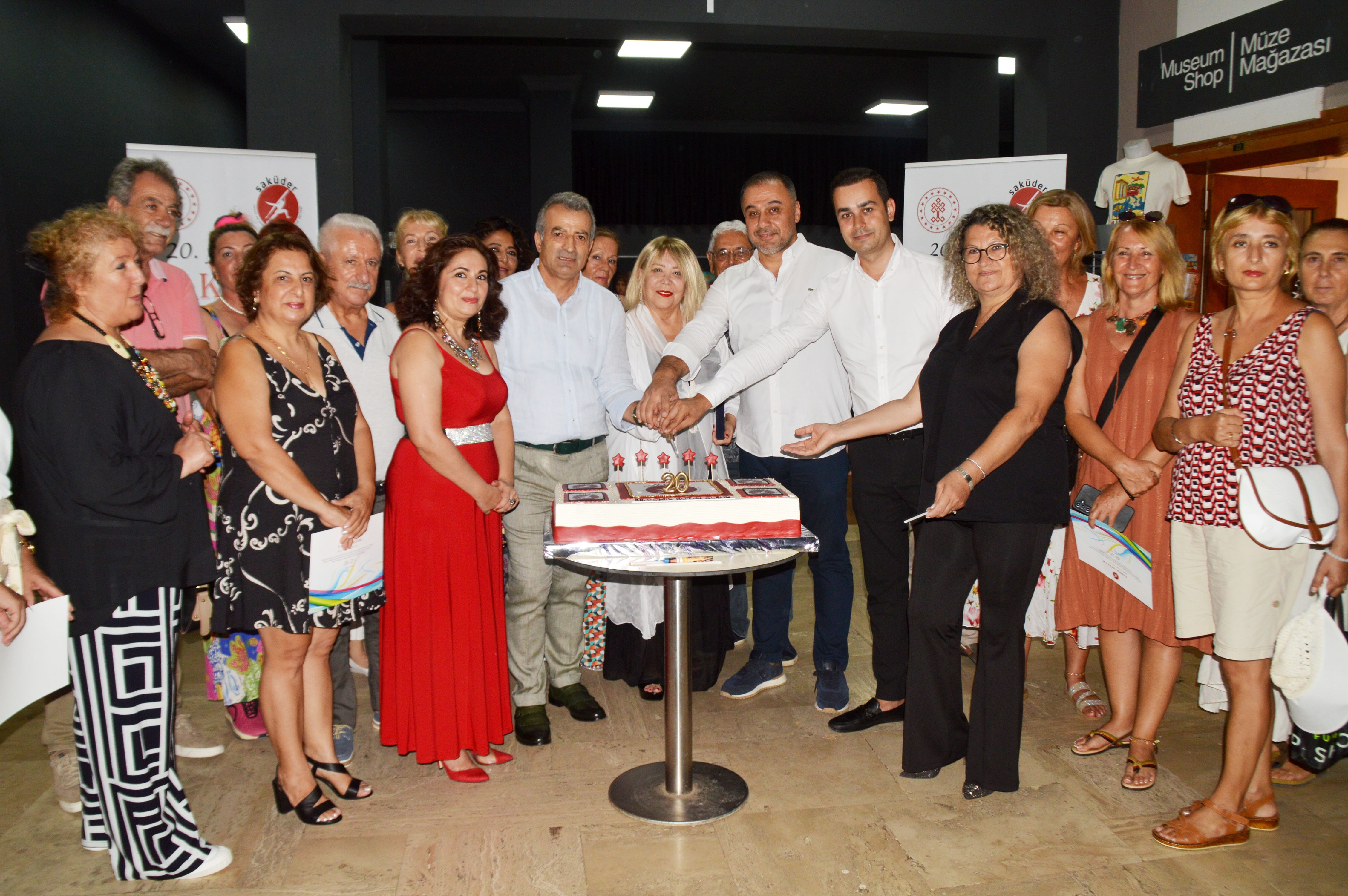 Sanatta 20'nci yıl pastası