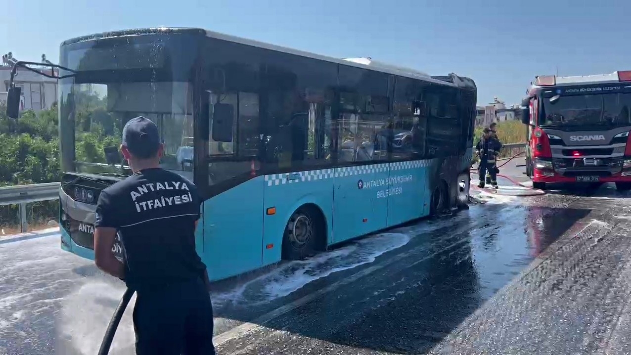 Seyir halindeki halk otobüsü alev alev yandı
