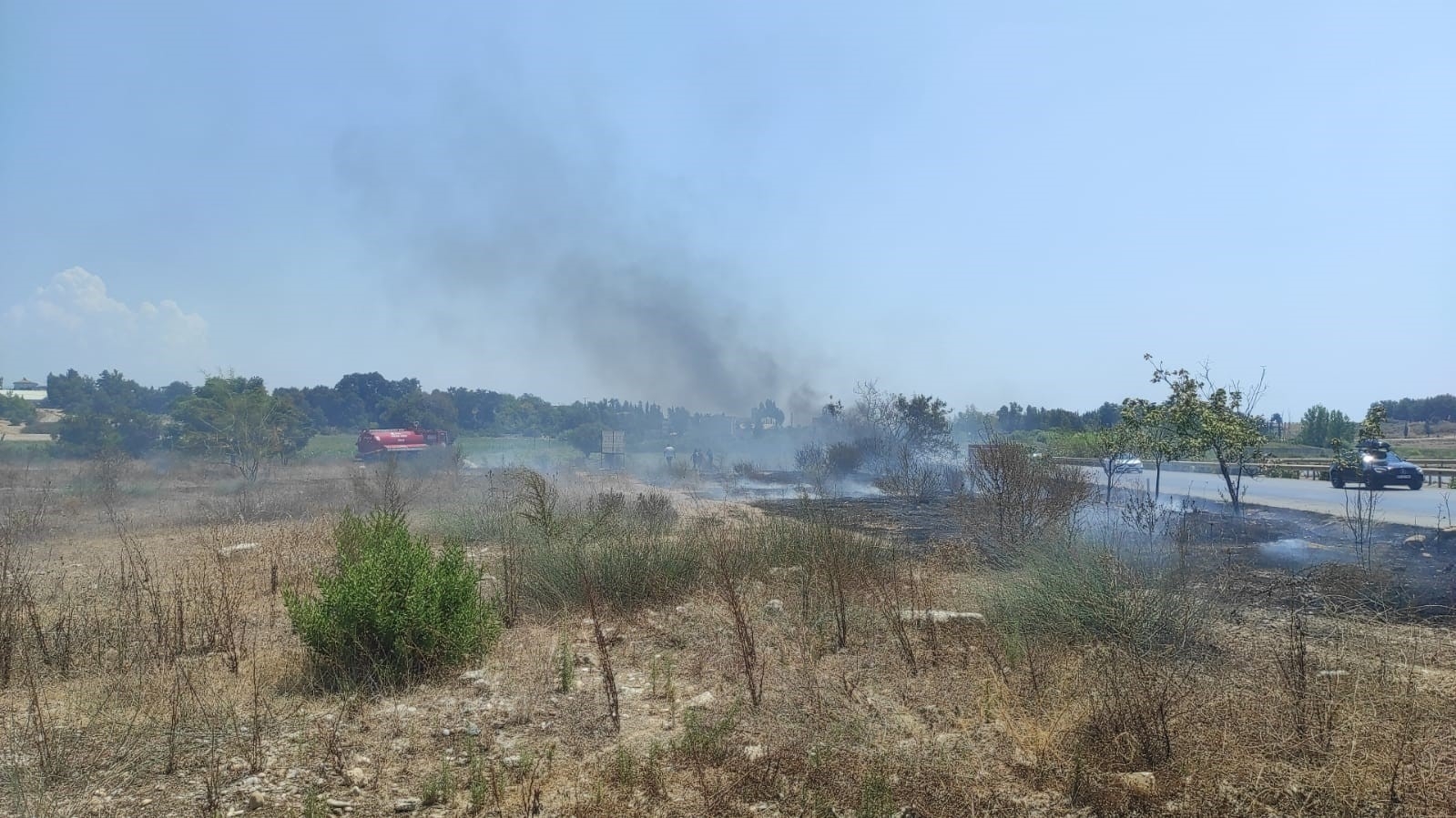 Sigara izmariti yangına neden oldu, dumanlar karayolunu kapladı