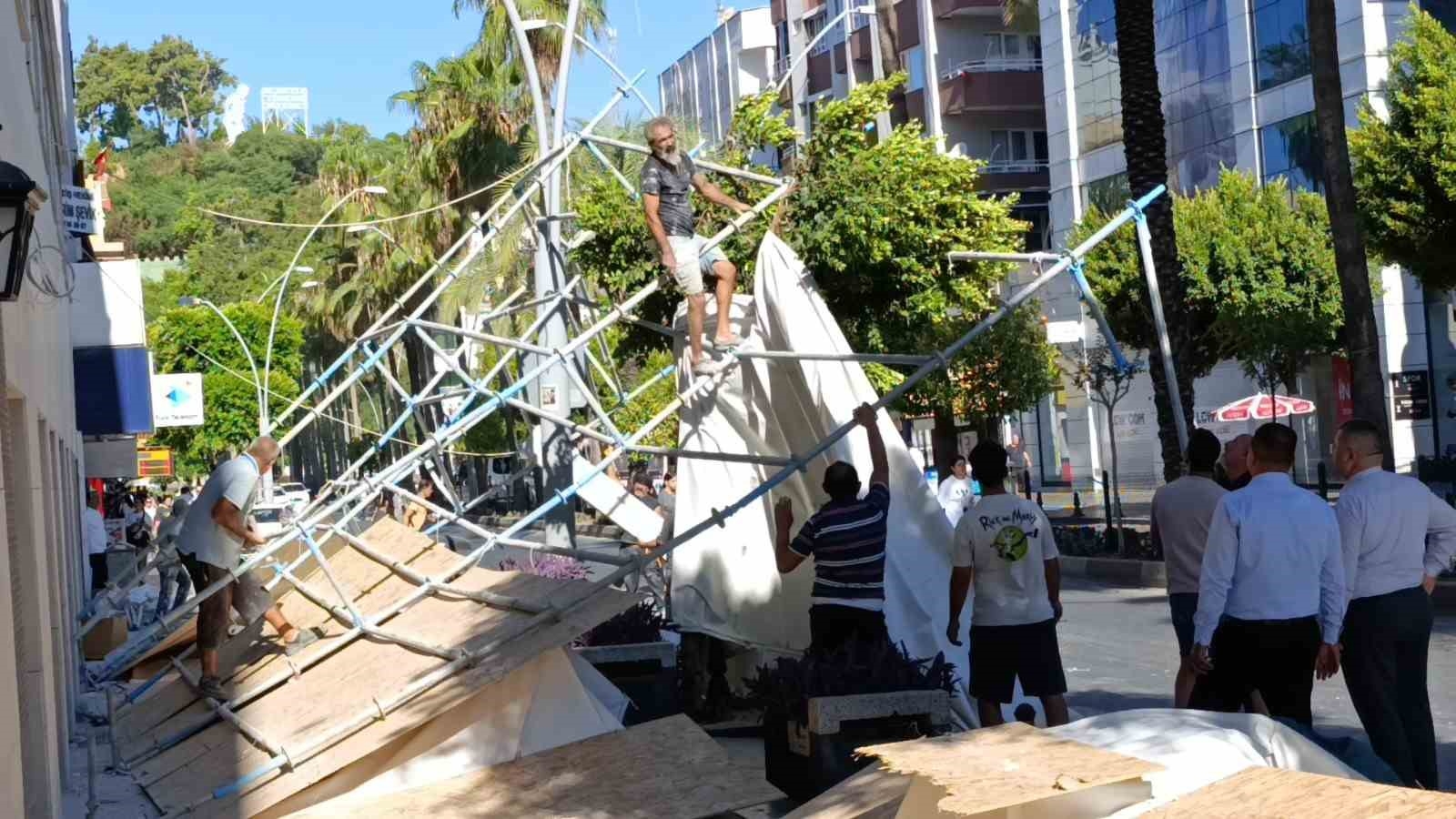 Tadilattaki bankanın iskelesi çöktü, facianın eşiğinden dönüldü