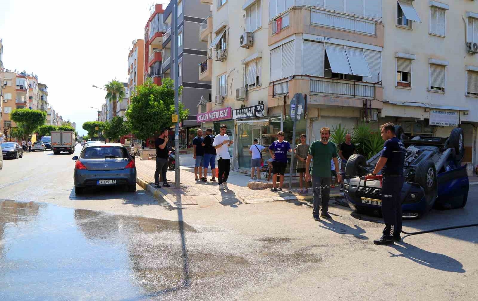Takla atan araçtan burnu bile kanamadan çıktılar