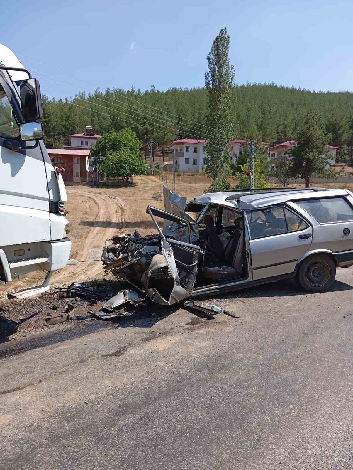 Tarsus'ta kamyon ile otomobil kafa kafaya çarpıştı: 1 yaralı