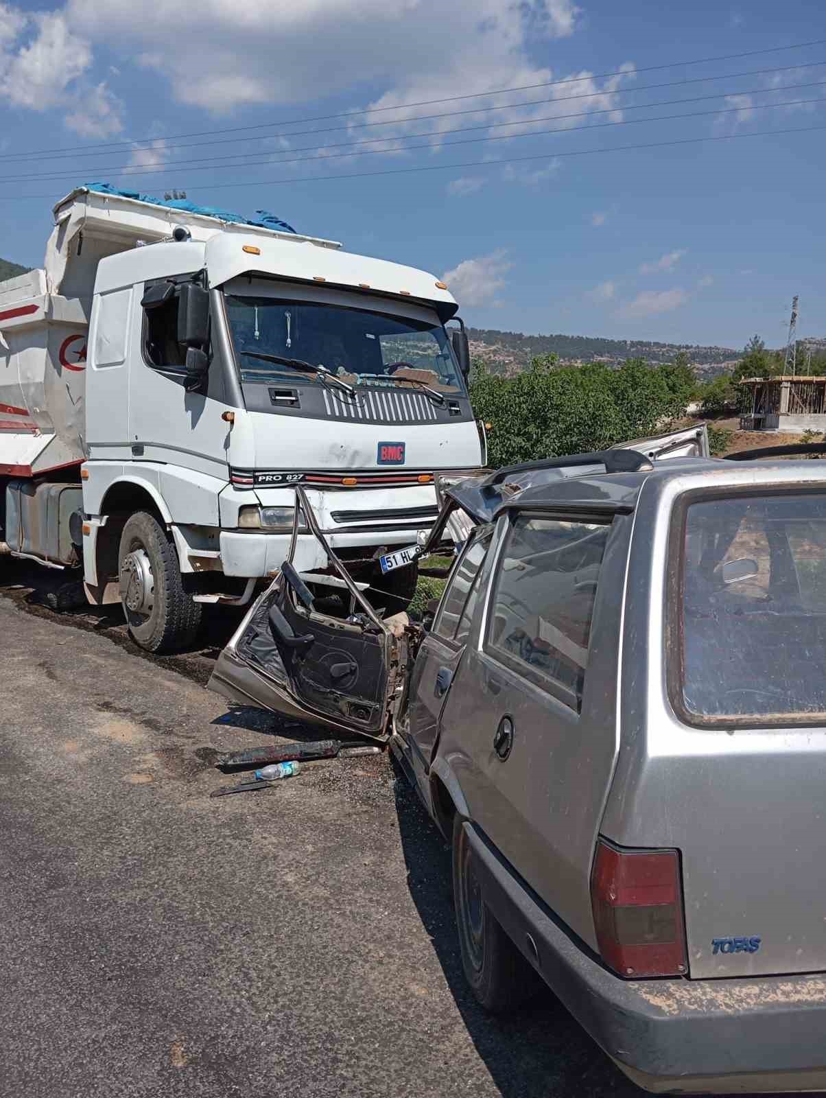 Tarsus'ta kamyon ile otomobil kafa kafaya çarpıştı: 1 yaralı