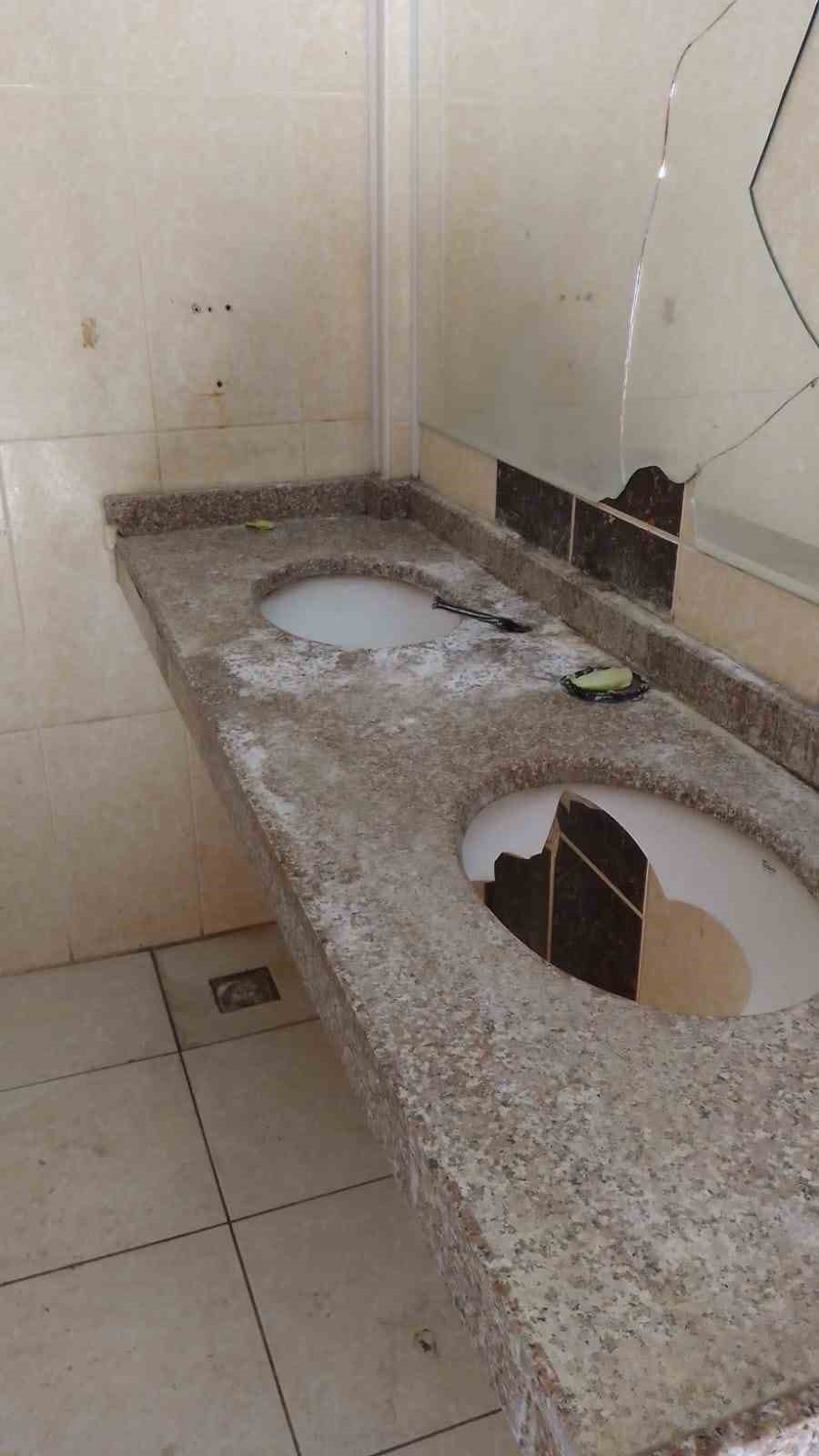 Tarsus'ta tuvaletlerin muslukları çalındı