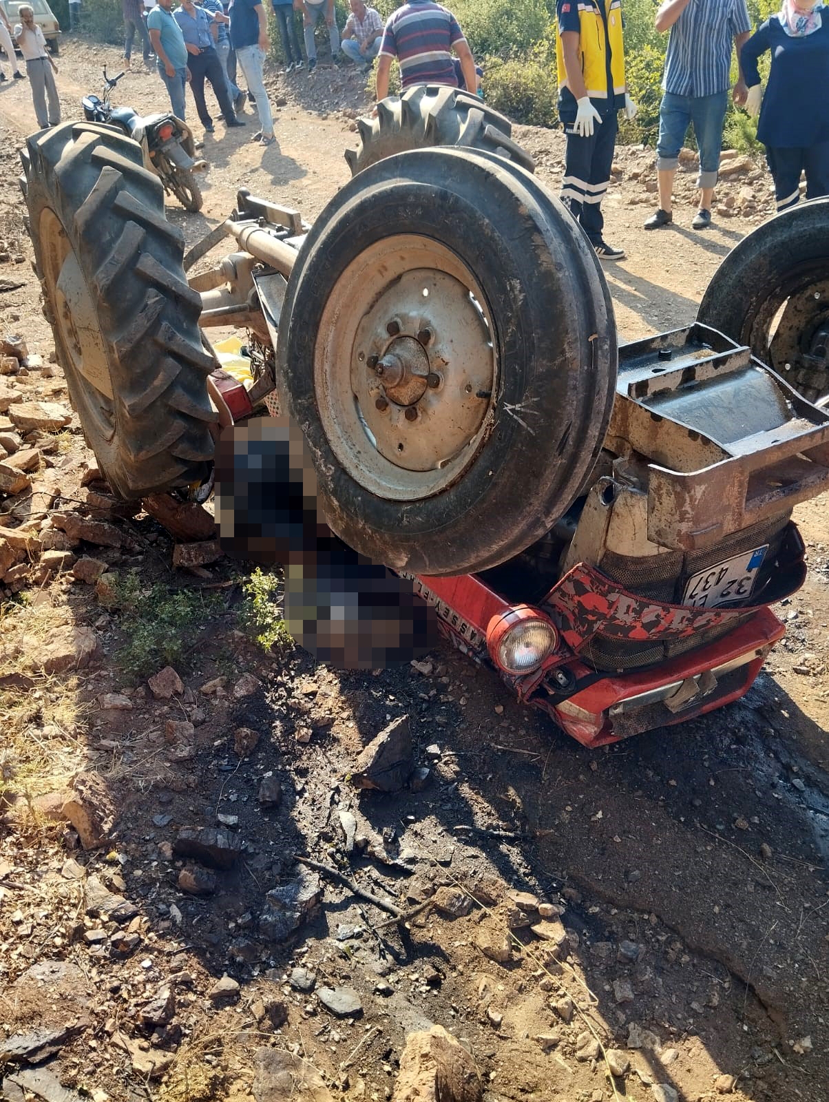 Traktör devrildi sürücü hayatını kaybetti