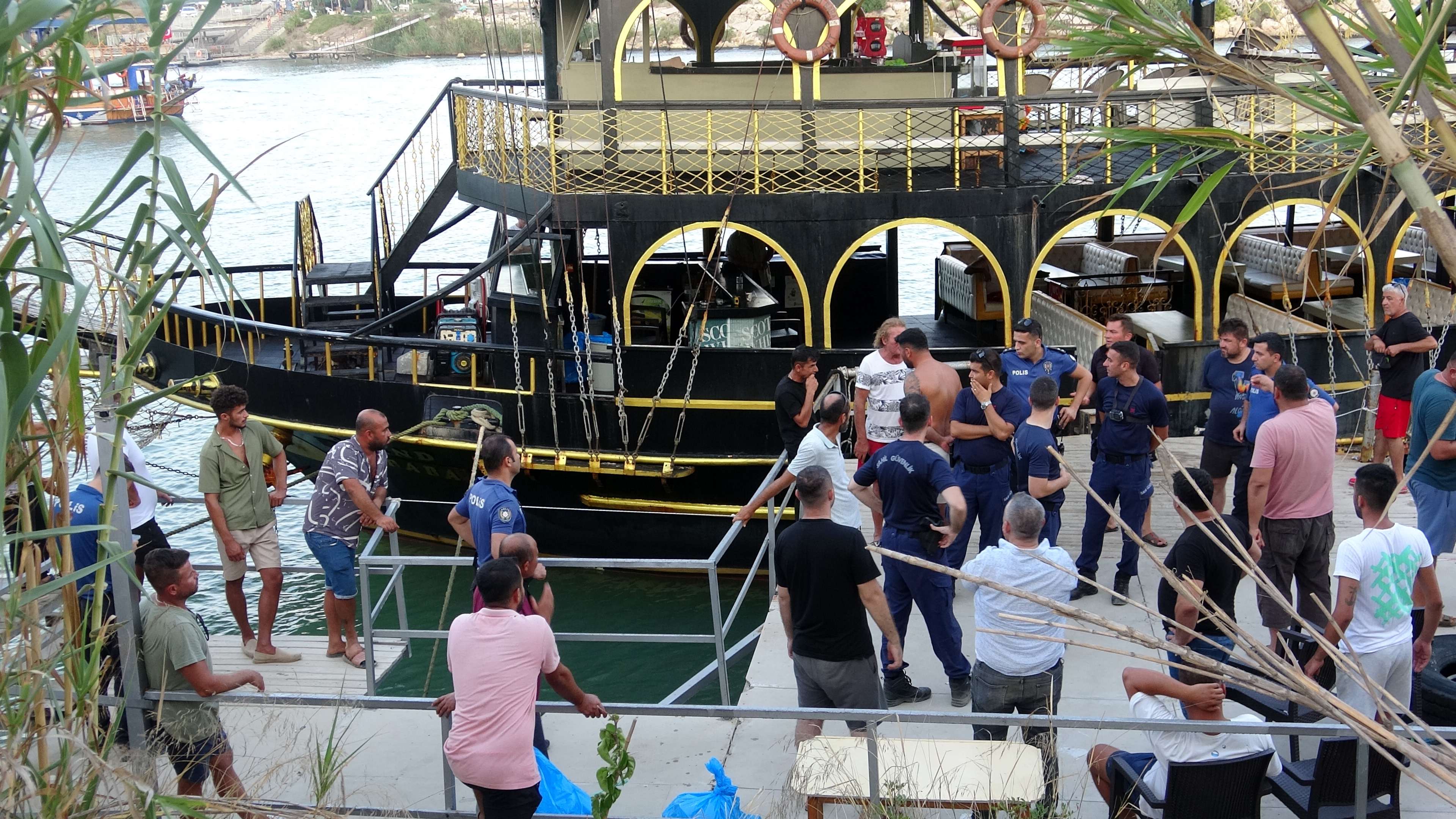 Tur teknesi uzun süre ayrılmayınca mahalleli iskeleyi söktürdü