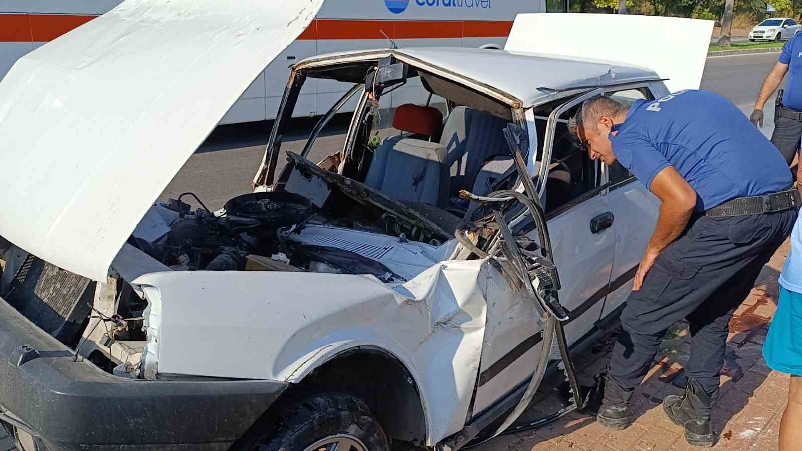 Turist dolu safari aracı ile çarpışıp yoldan çıkan otomobil aydınlatma direğine çarpıp hurdaya döndü