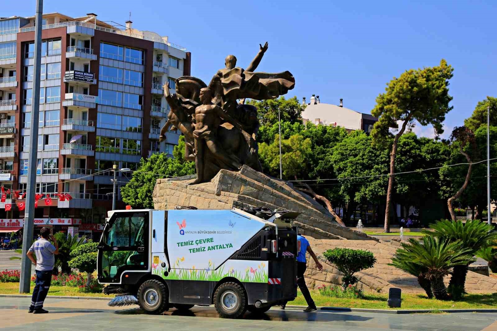 Ulusal Yükseliş Anıtı'na yazılan yazılar özel solüsyon yardımıyla silindi