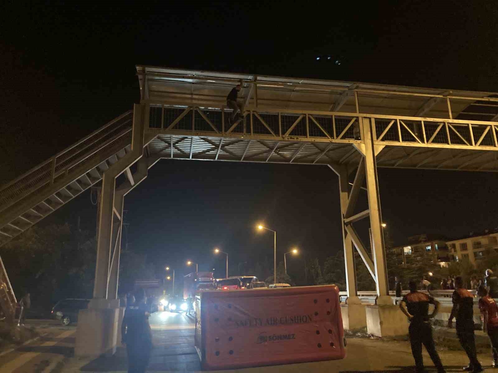 Üst geçide çıkan genci eyleminden vazgeçirmek için 45 dakika dil döktüler