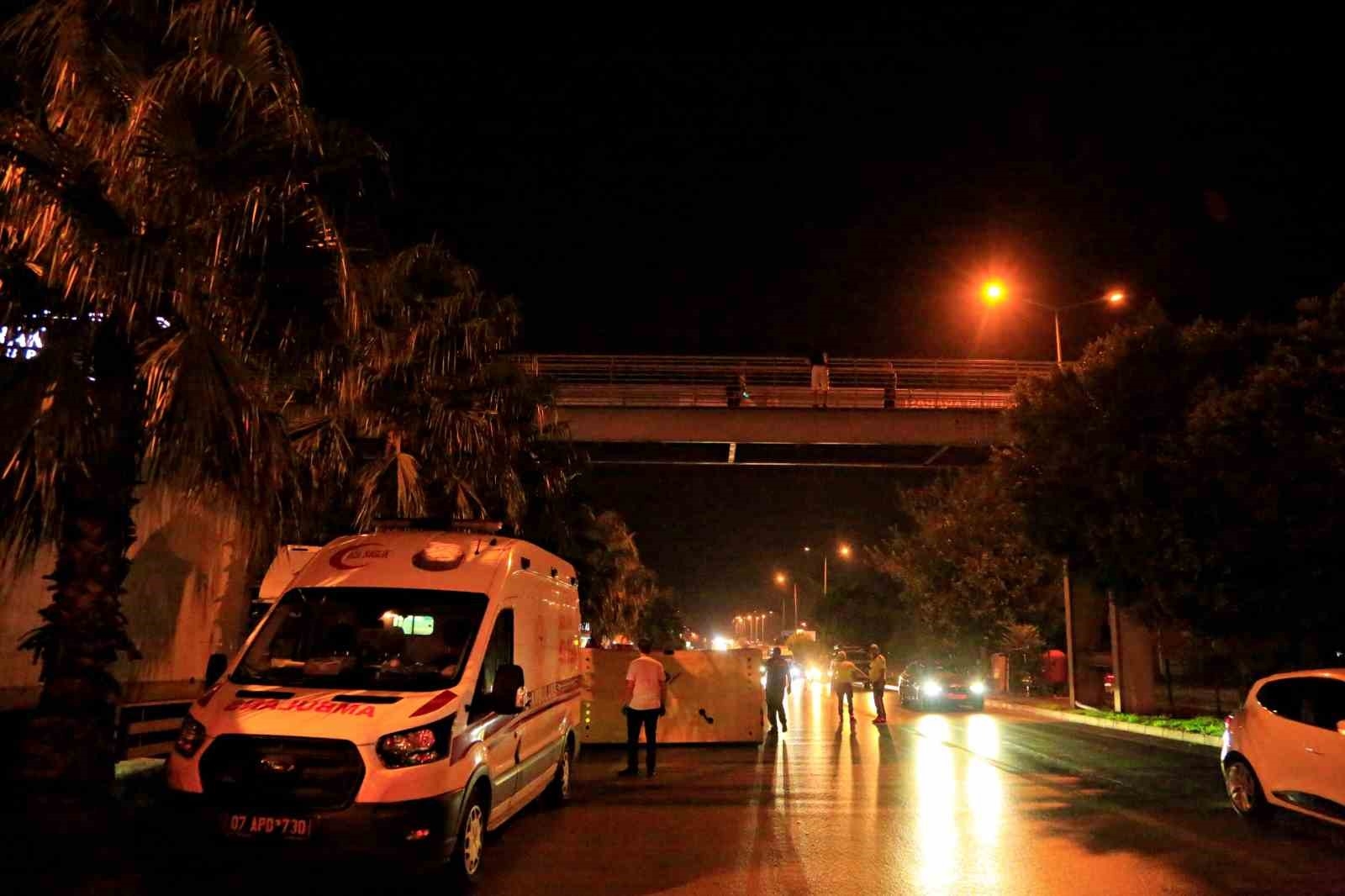 Üst geçitte eylem yapan gence, polisten telefon refleksi