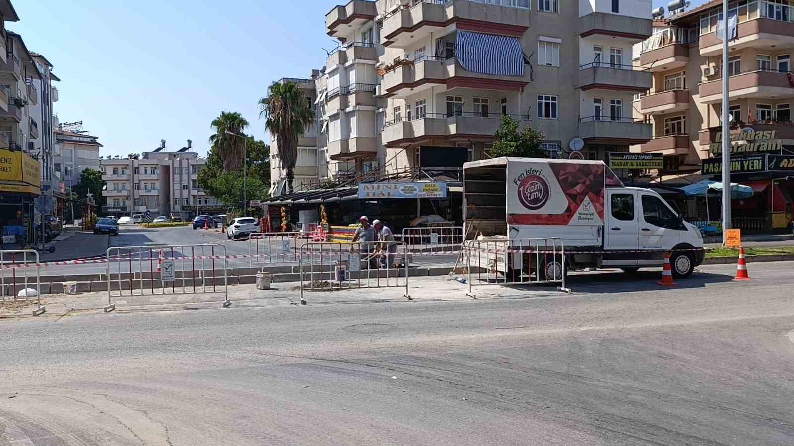 Yaşanan kazalarla ün salan kavşak belediye ekiplerince kapatıldı
