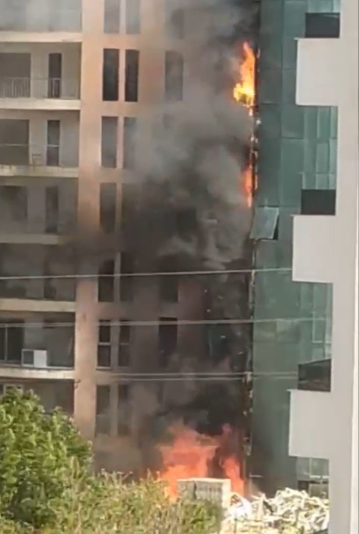 Yıllardır bitmeyen 20 katlı otel inşaatında yangın