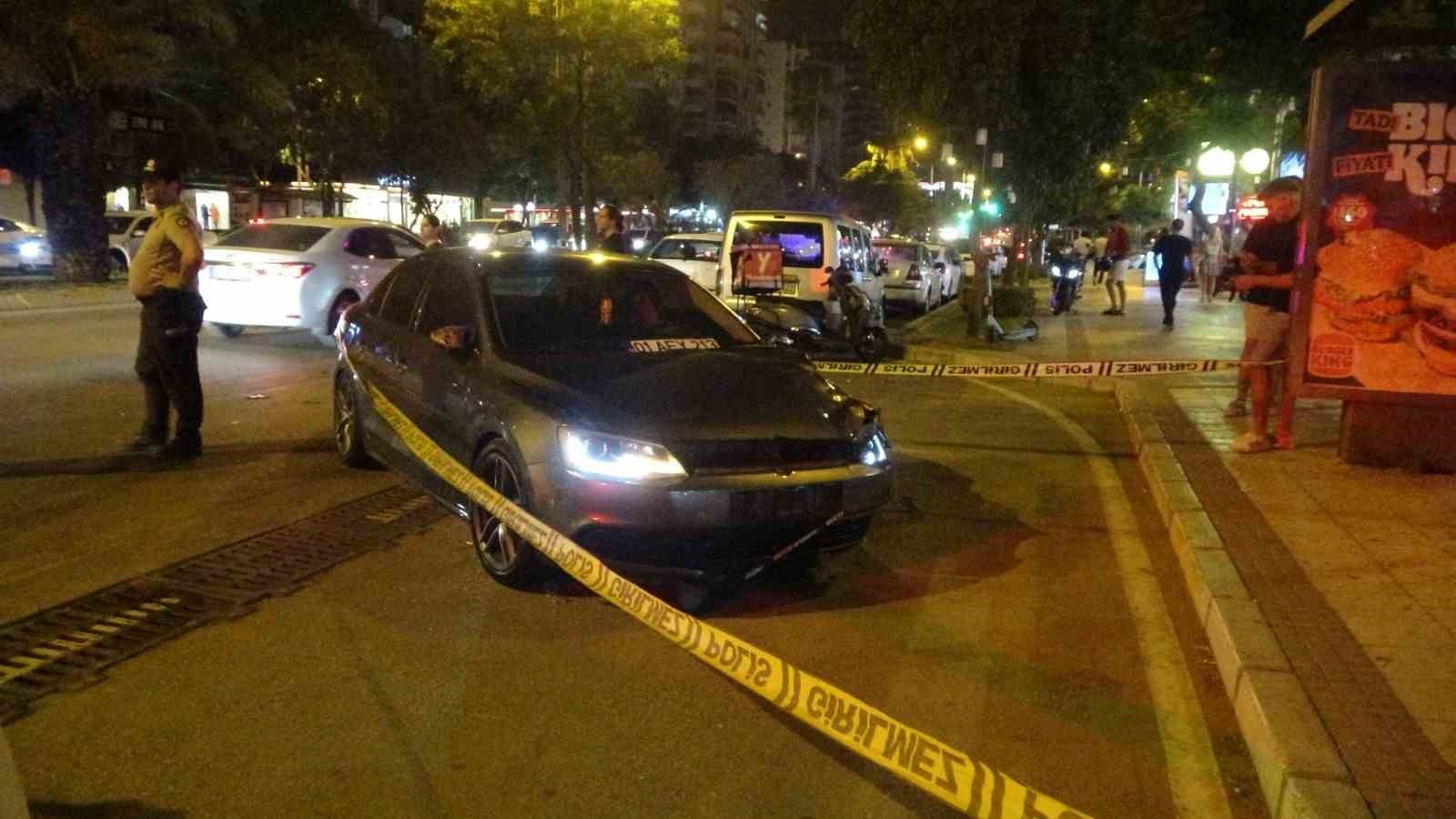 Yolun karşısına geçmek için beklerken otomobilin çarptığı kadın öldü