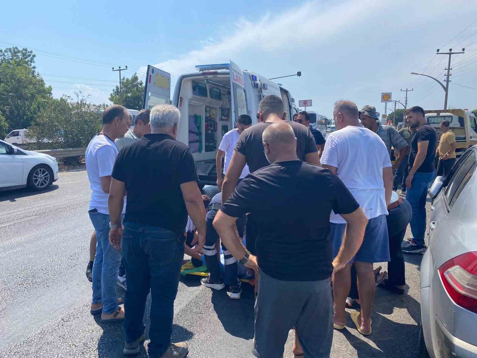 Yolun karşısına geçmek isterken otomobilin çarptığı yaya yaralandı