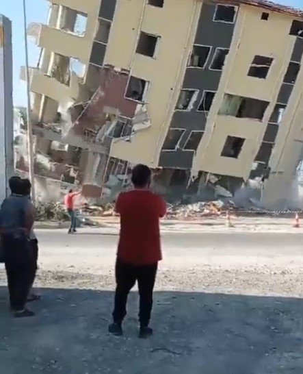 Yürekleri ağza getiren yıkım kamerada