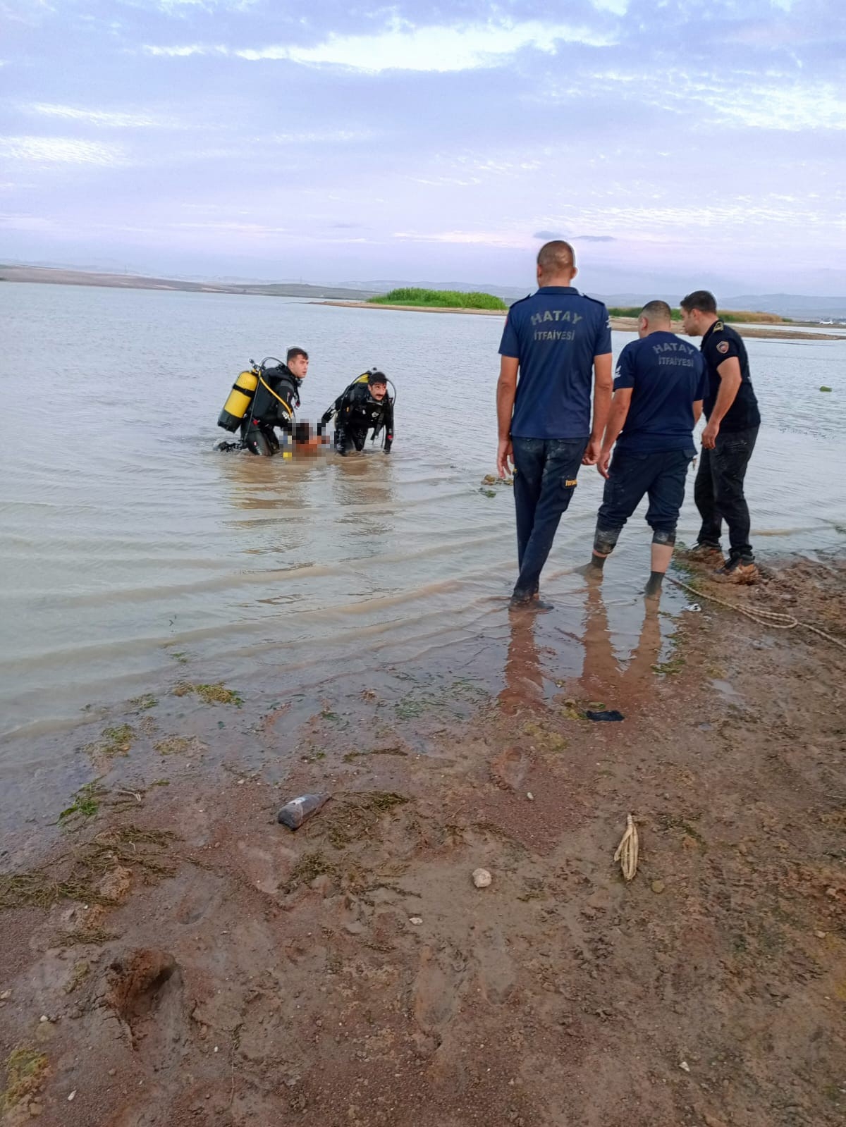 4 evladı boğularak ölen anneden yürek burkan son sarılma