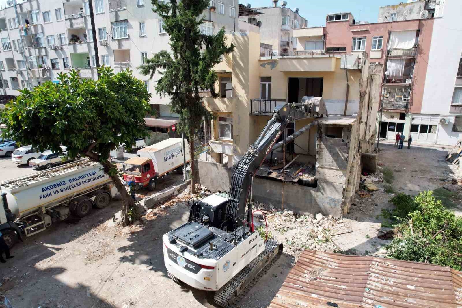 Akdeniz'de metruk binalar yıkılıyor