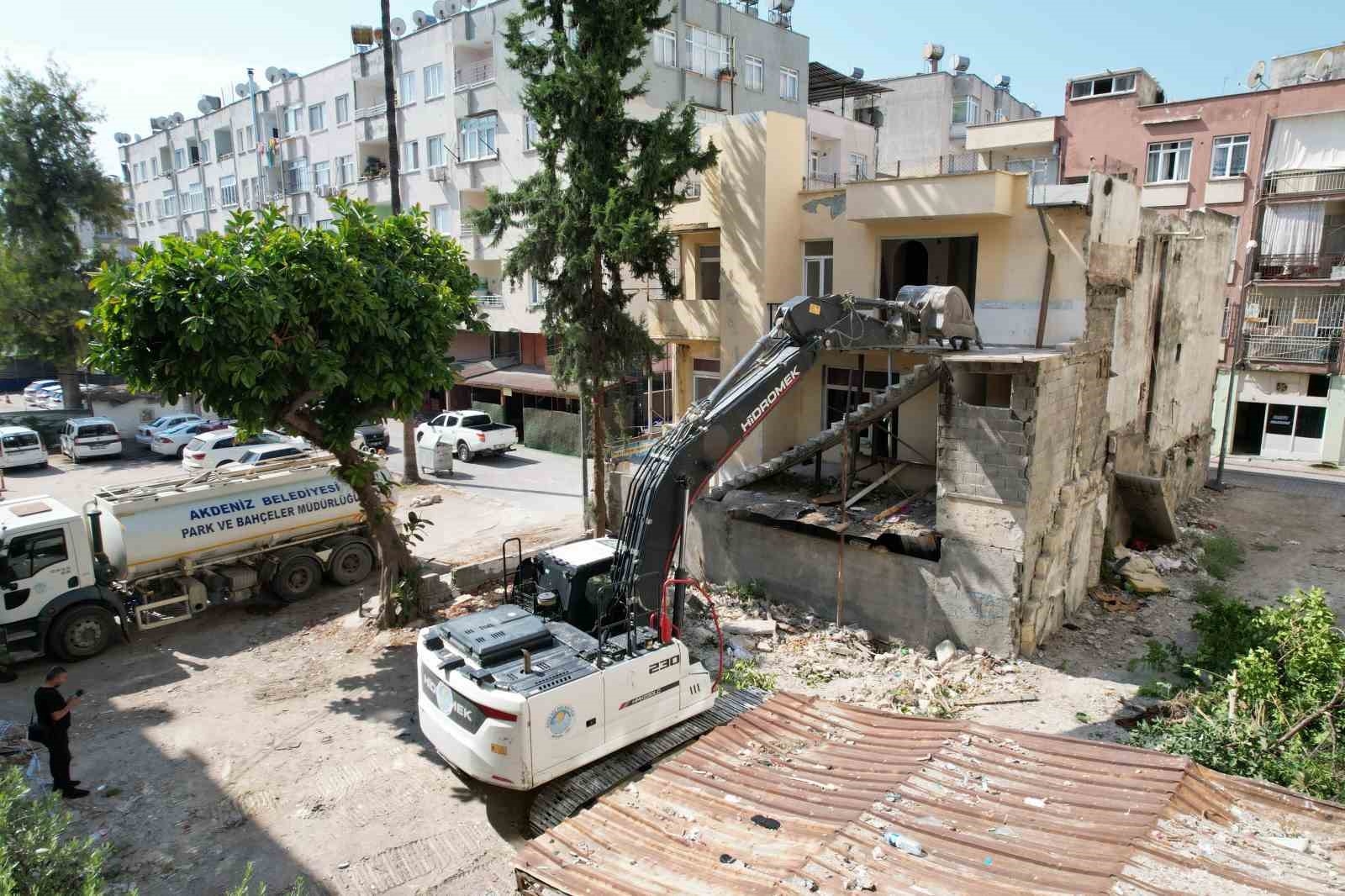 Akdeniz'de metruk binalar yıkılıyor