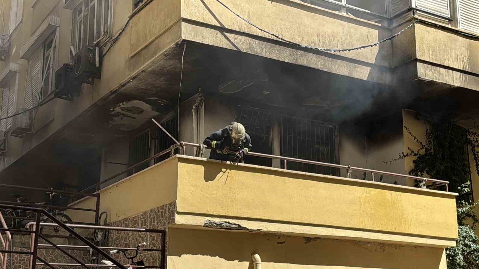 Alanya'da çıkan yangında daire kullanılamaz hale geldi