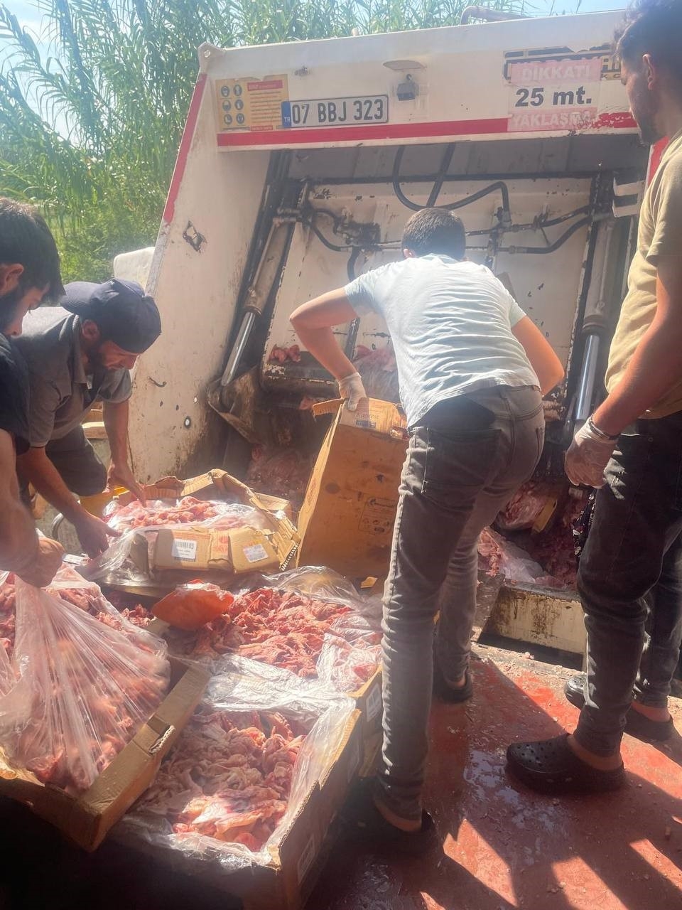 Antalya'da 17 ton bozuk tavuk ele geçirildi