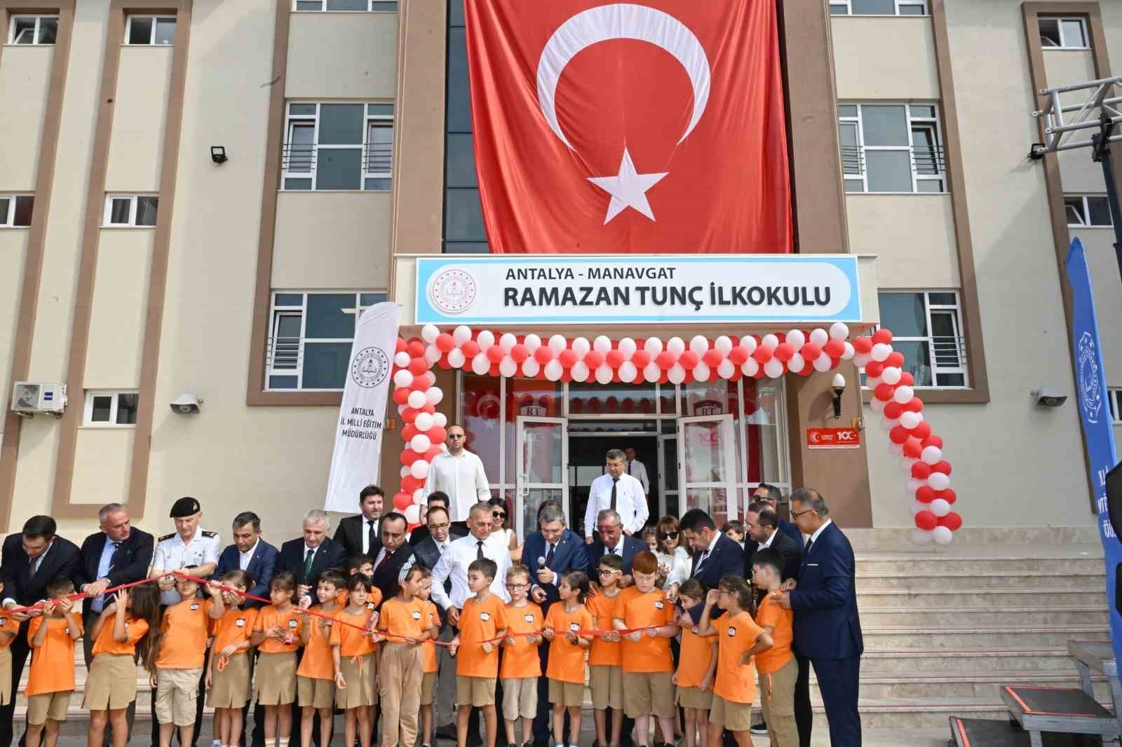 Antalya'da 514 bin 888 öğrenci, 38 bin 266 öğretmen ders başı yaptı