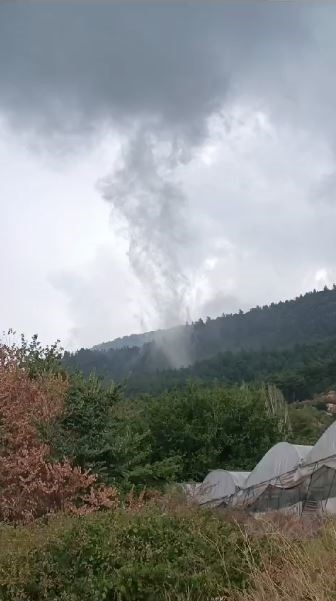 Antalya'da ormanlık alanda oluşan hortum kısa süreli paniğe yol açtı