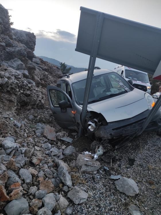 Antalya'da trafik kazası: 2 yaralı