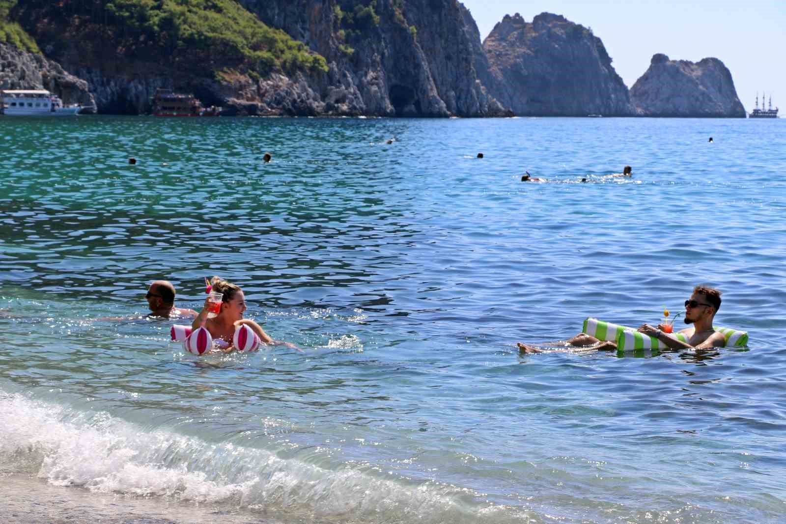 Antalya'da yazdan kalma günler devam ediyor