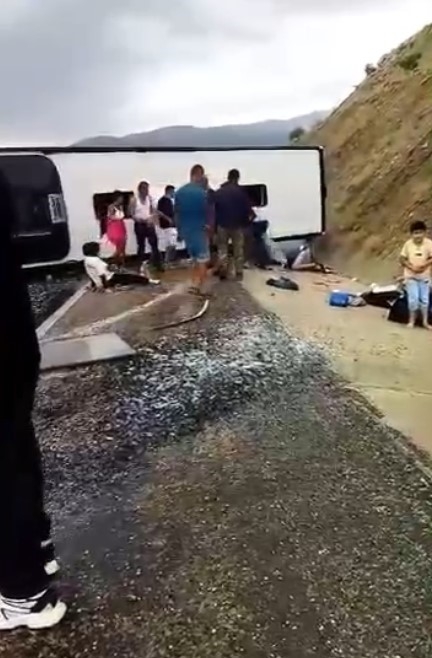 Antalya'da yolcu otobüsü devrildi: 10 yaralı