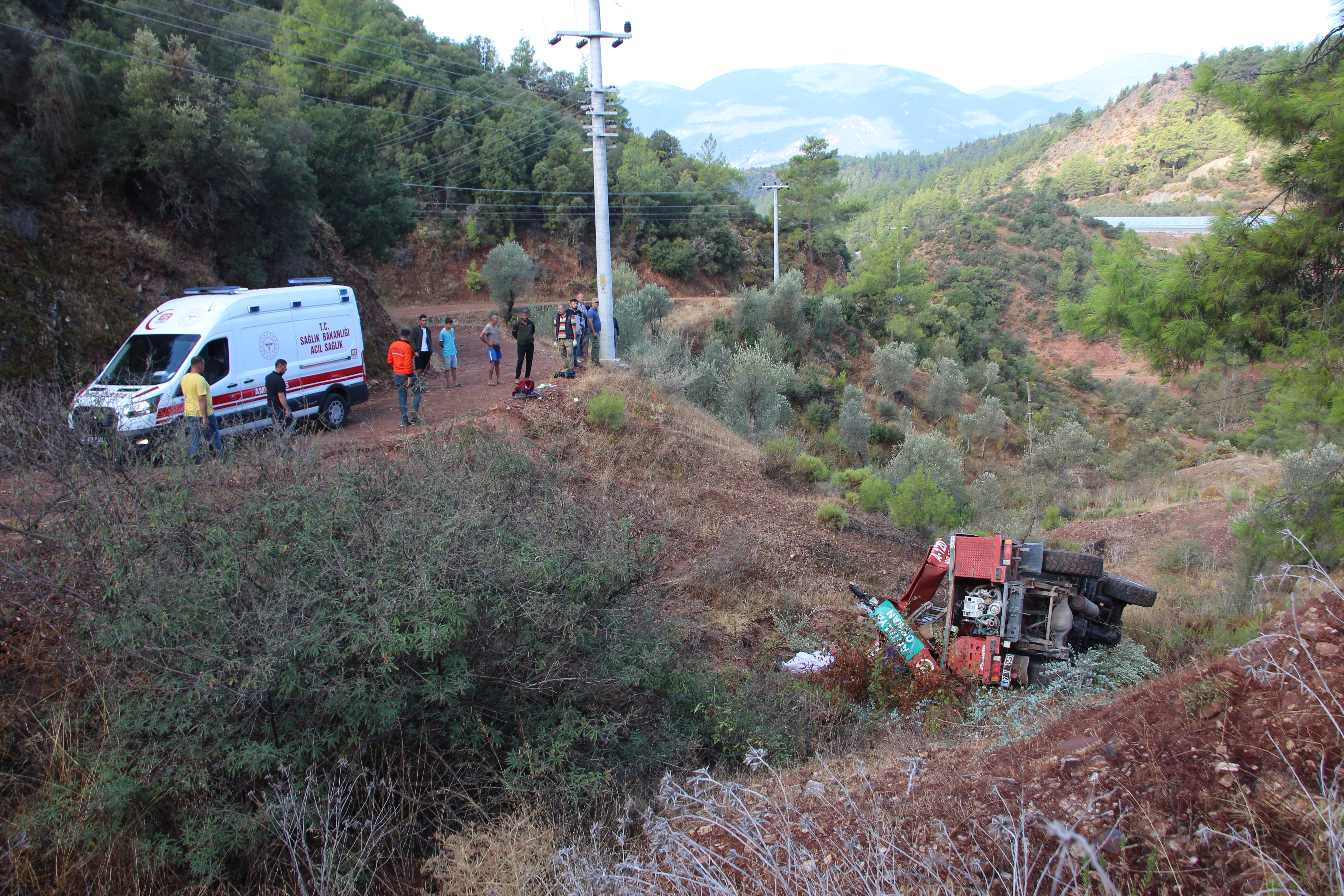 Arazöz yamaca devrildi; 3 yaralı