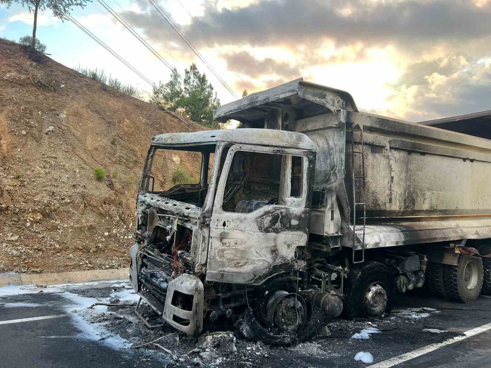 Asfalt yüklü kamyon alev alev yandı