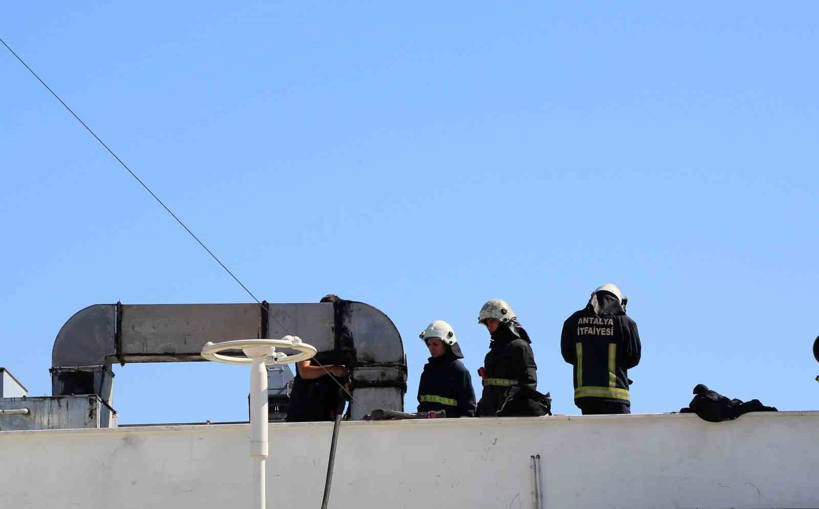 Balık Pazarı'nda çıkan yangın itfaiyeyi alarma geçirdi