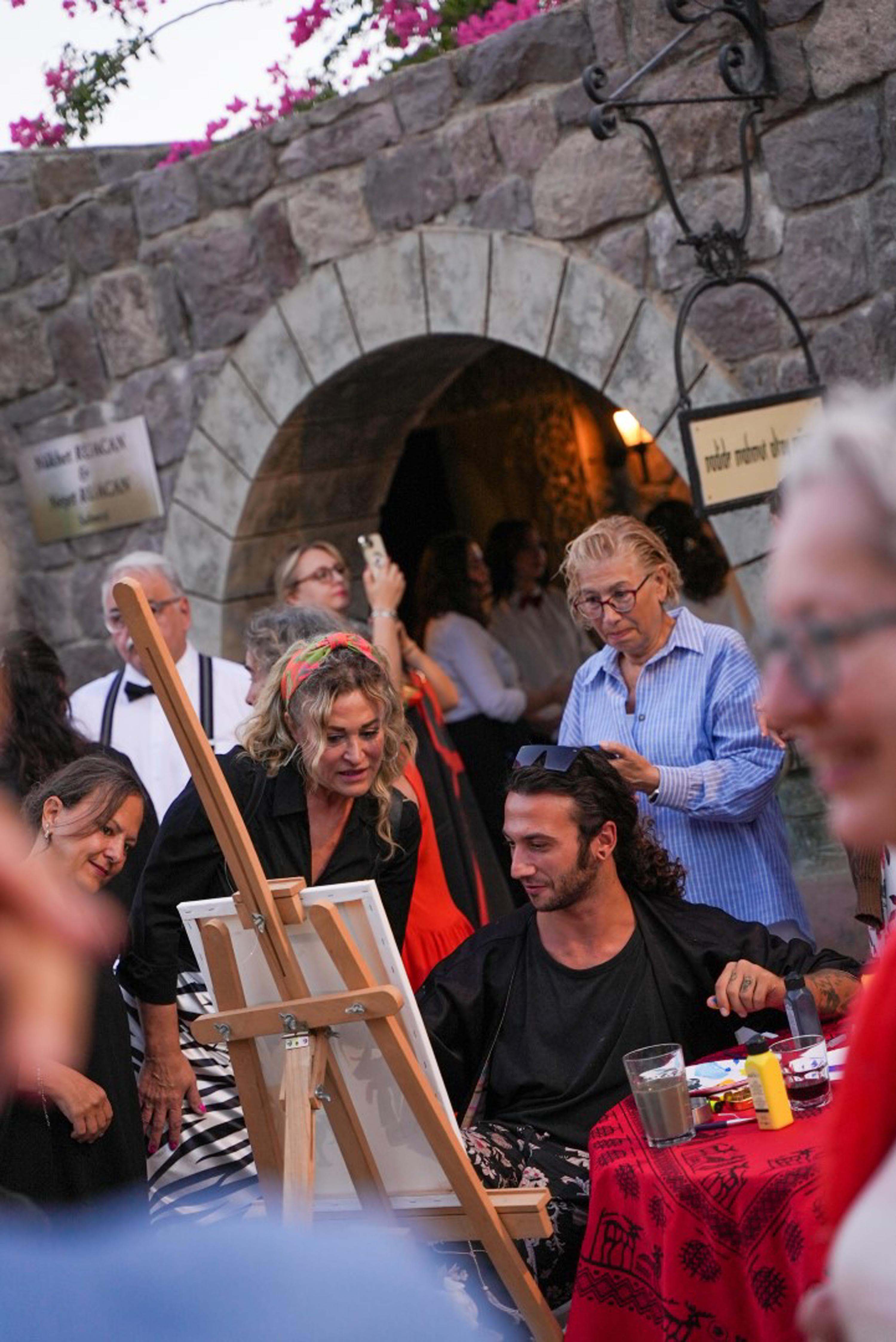 Bodrum'da hayvanseverler 'Sevgi Arttırma' etkinliğinde sanatla bir araya geldi