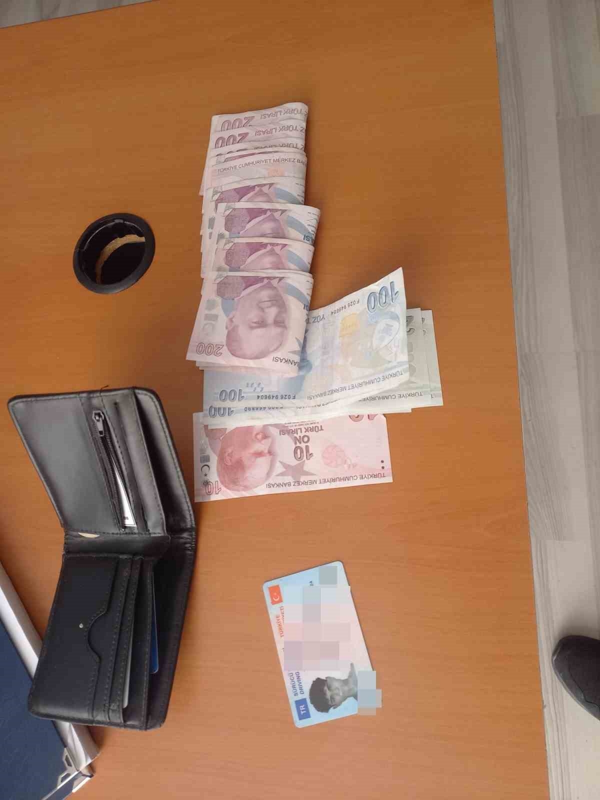 Bulduğu cüzdanı zabıtaya teslim etti