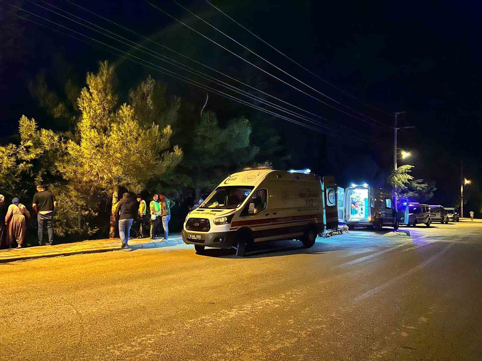 Burdur'da kontrolden çıkan motosiklet mezarlığa düştü: 2 yaralı