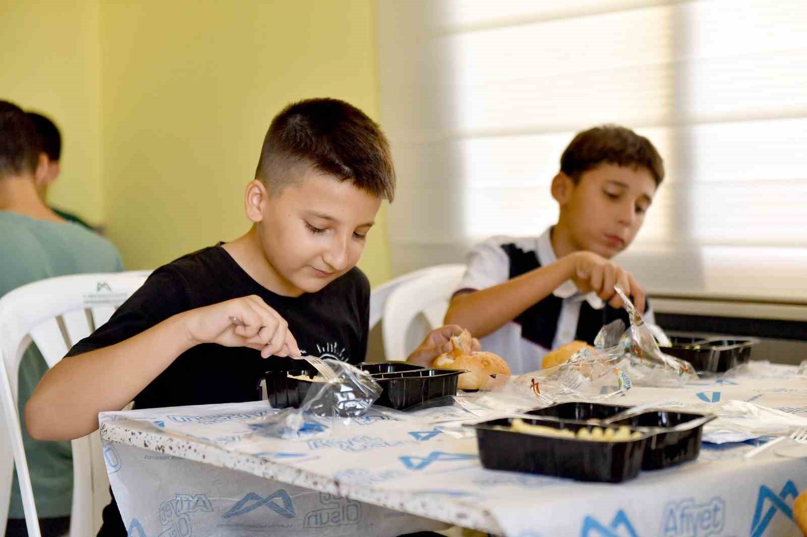 Büyükşehir Belediyesinden öğrencilere yemek desteği