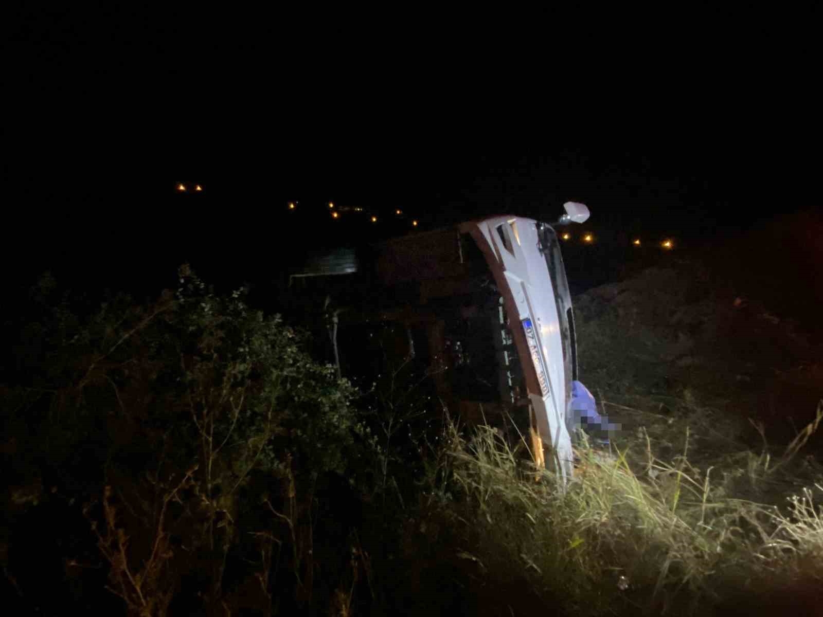 Devrilen midibüsün altında kalan sürücü hayatını kaybetti