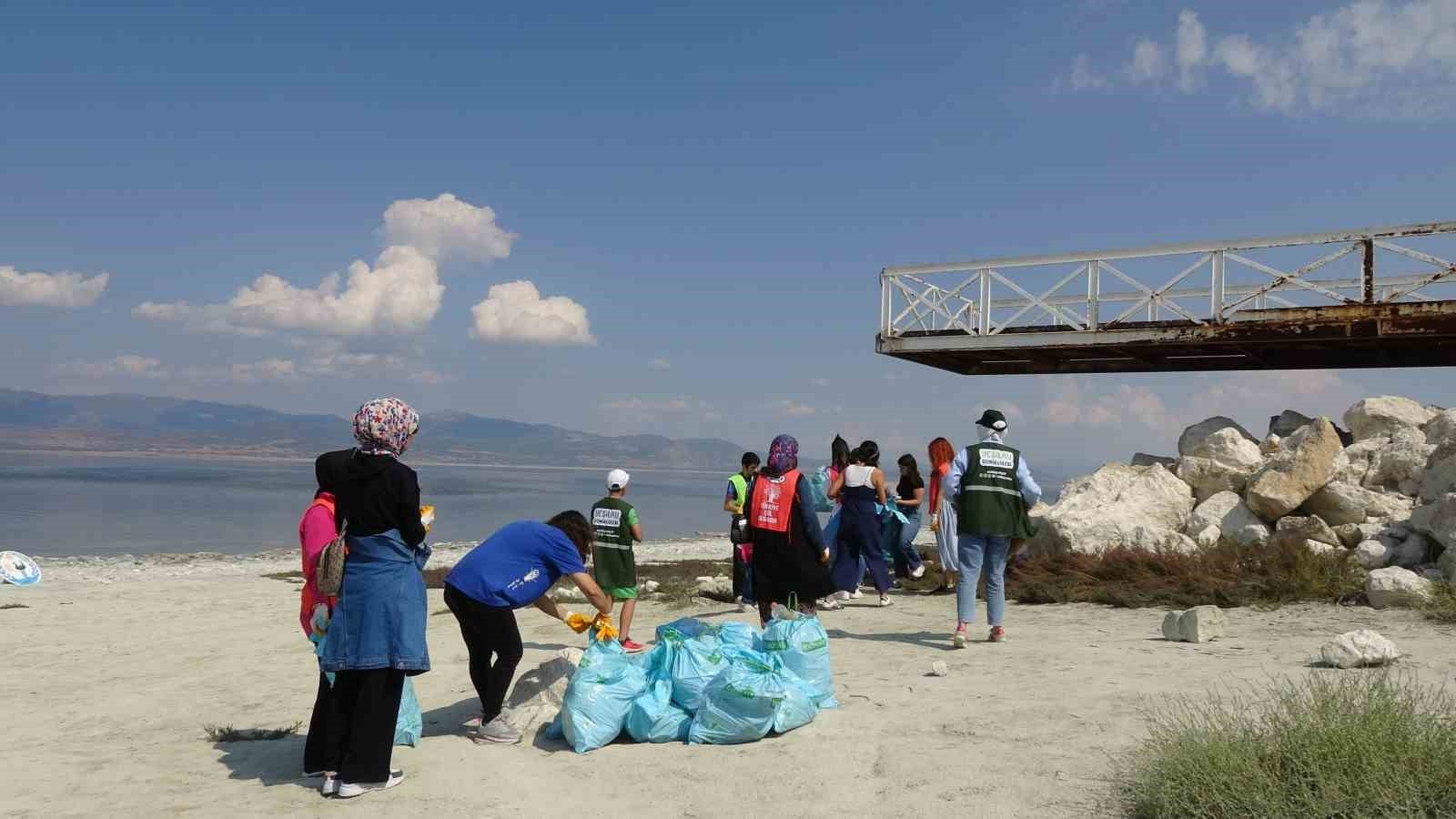 Dünya Temizlik Günü'nde kuraklıkla boğuşan Burdur Gölü etrafında çöp topladılar