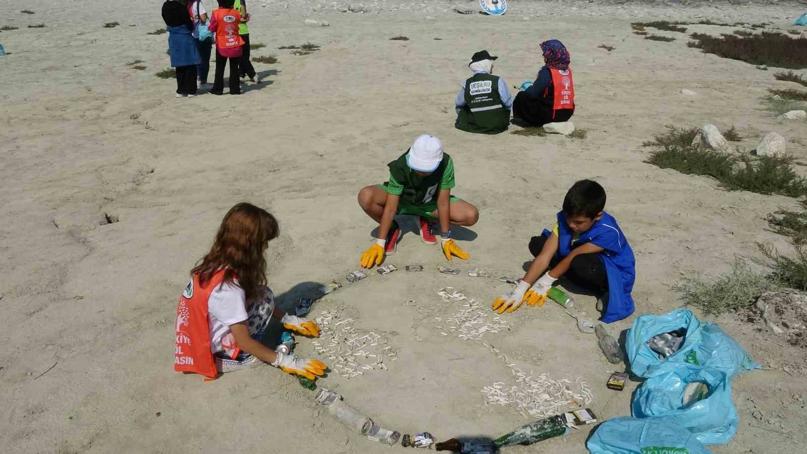 Dünya Temizlik Günü'nde kuraklıkla boğuşan Burdur Gölü etrafında çöp topladılar