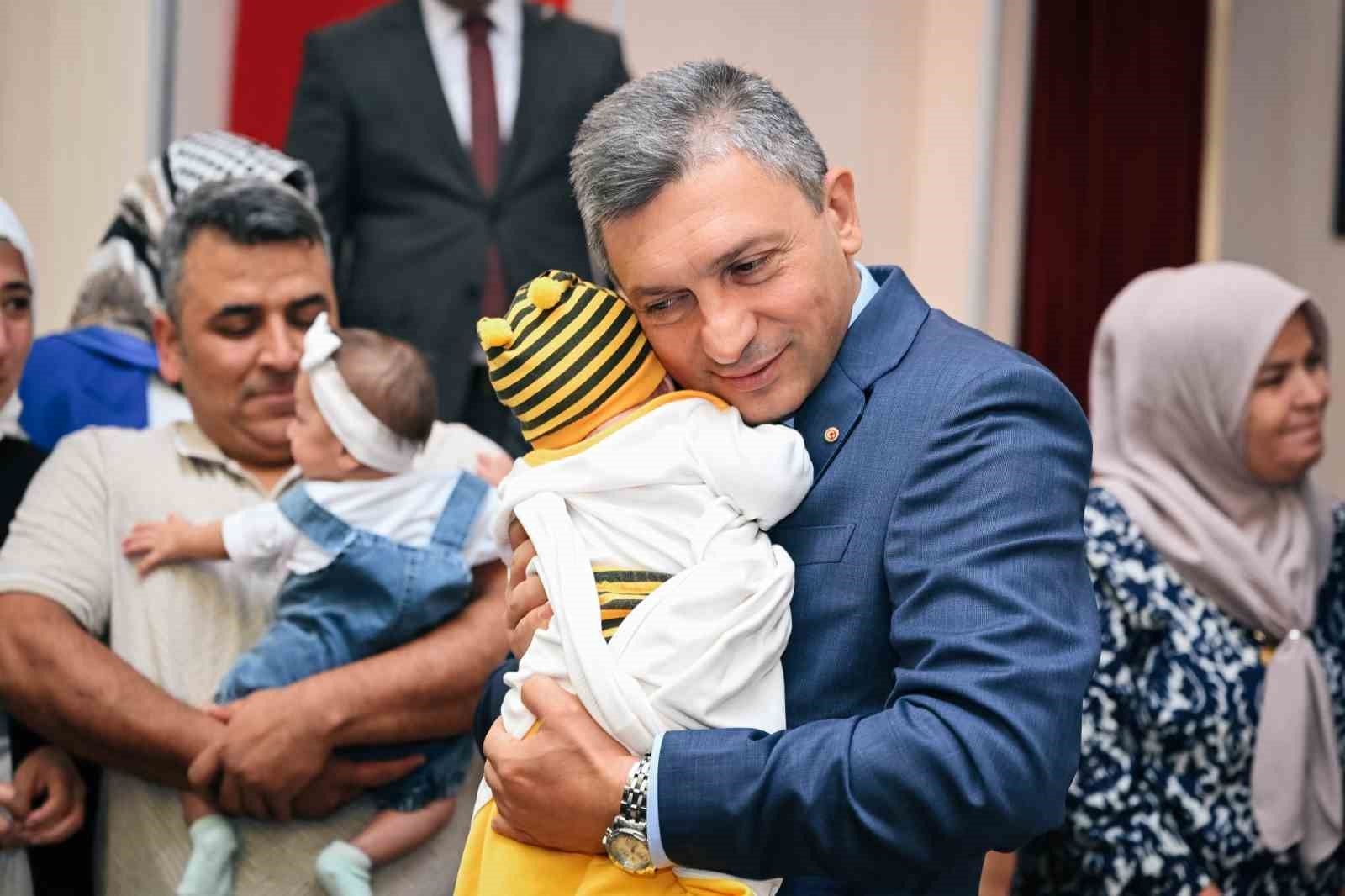 Eğitimlerini tamamlayan 11 koruyucu aile, 12 çocuğa yuva oldu