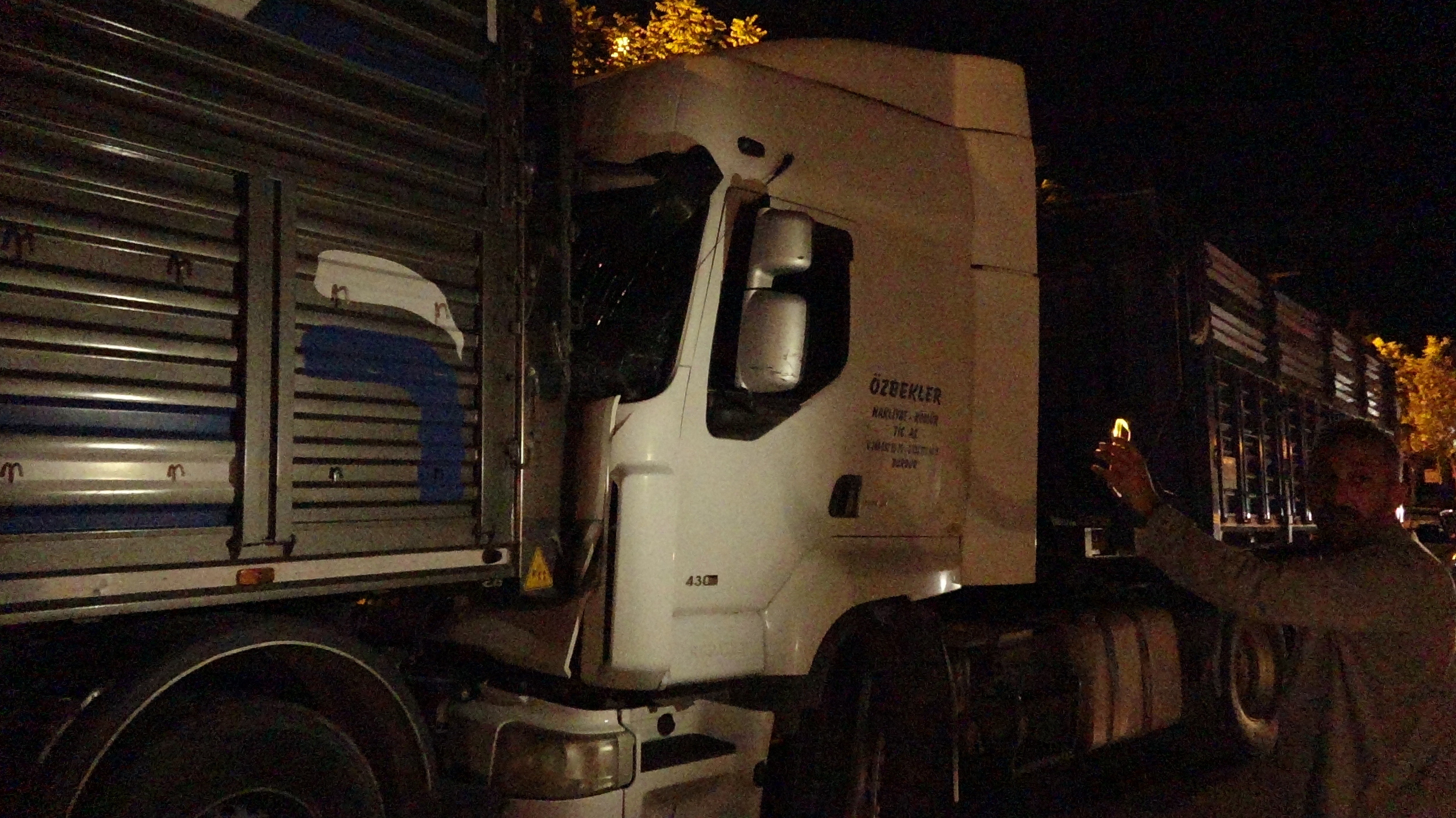 Freni boşalan TIR caddeyi savaş alanına çevirdi