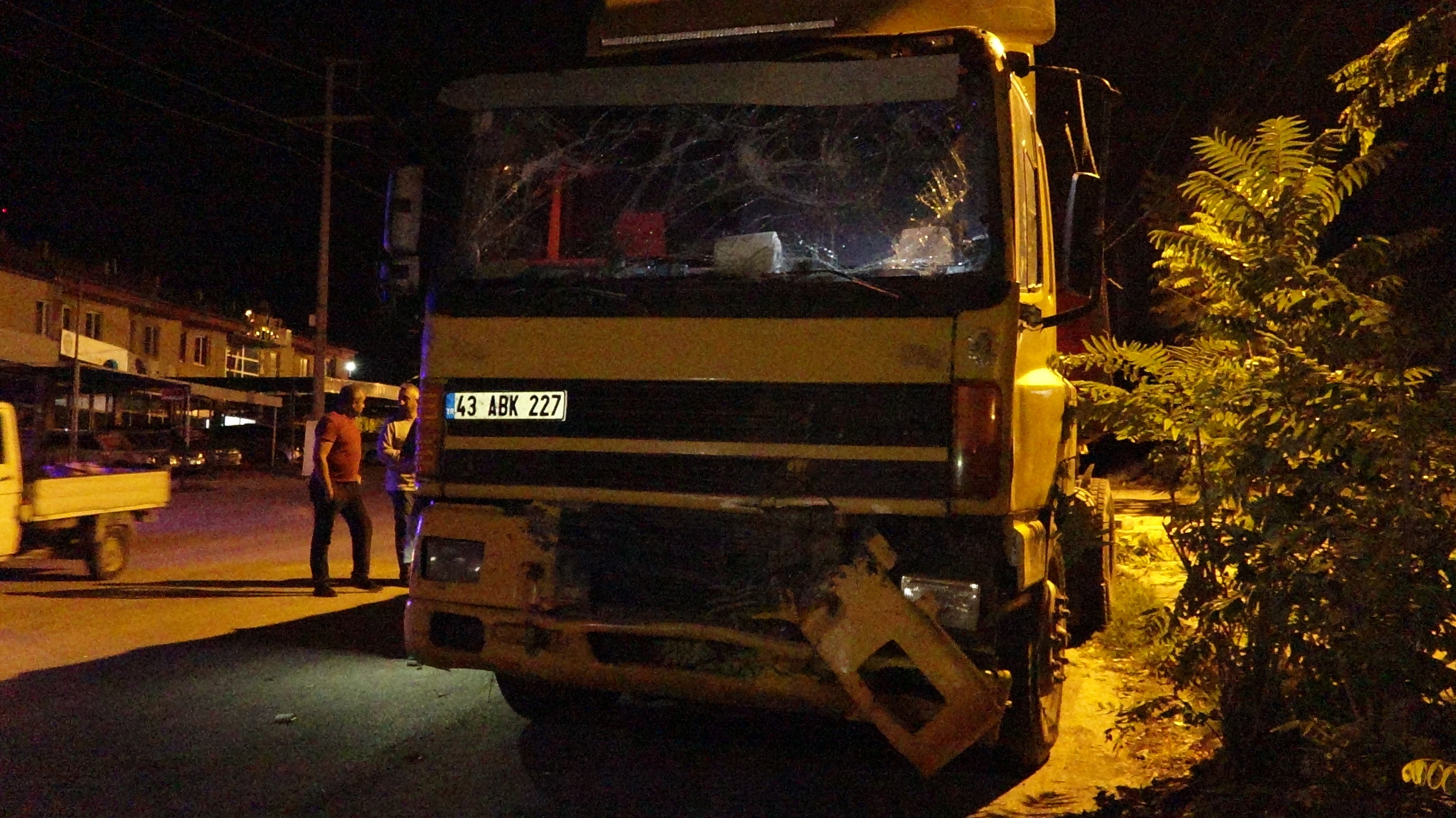 Freni boşalan TIR caddeyi savaş alanına çevirdi