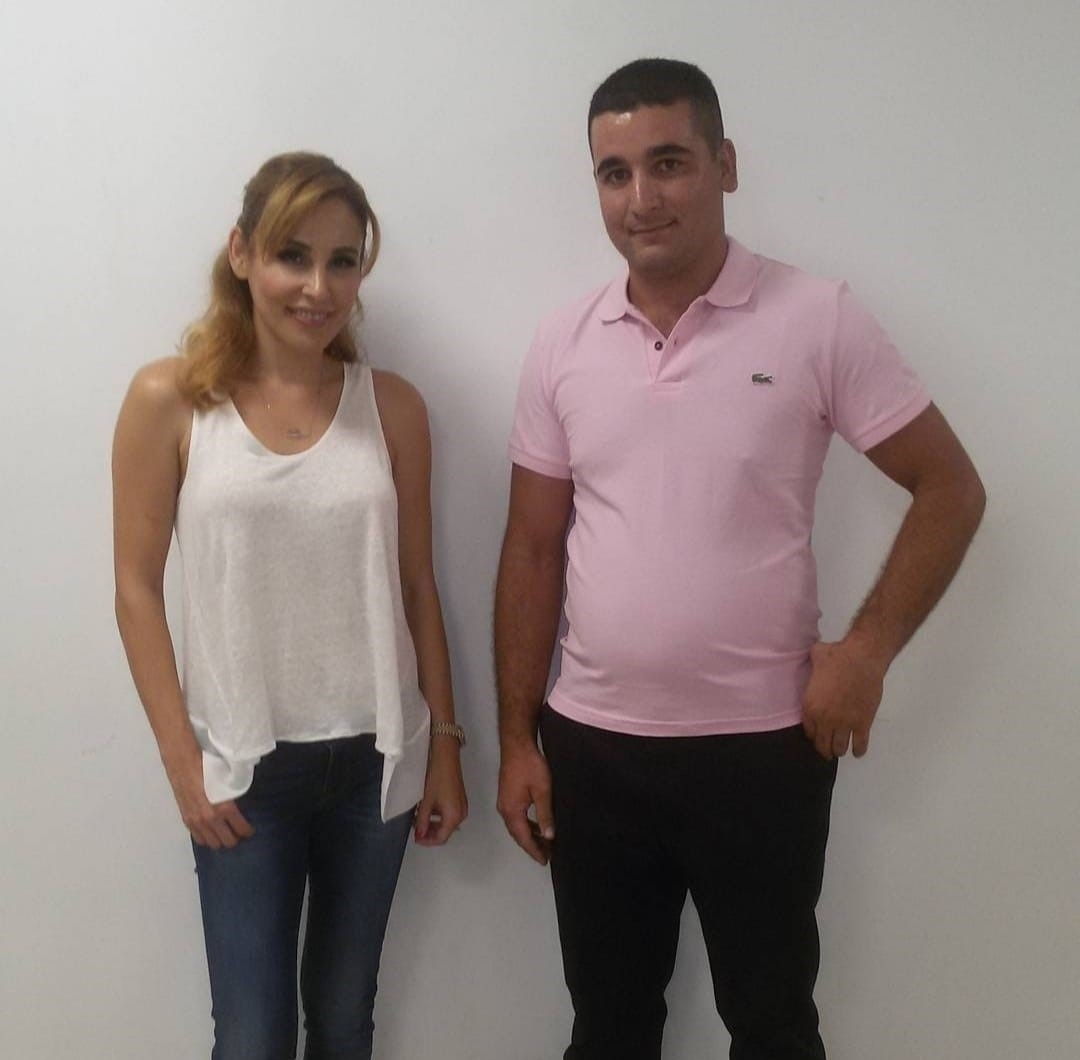 Funda Arar hayranlığı tarlaya traktörle isim yazdırdı