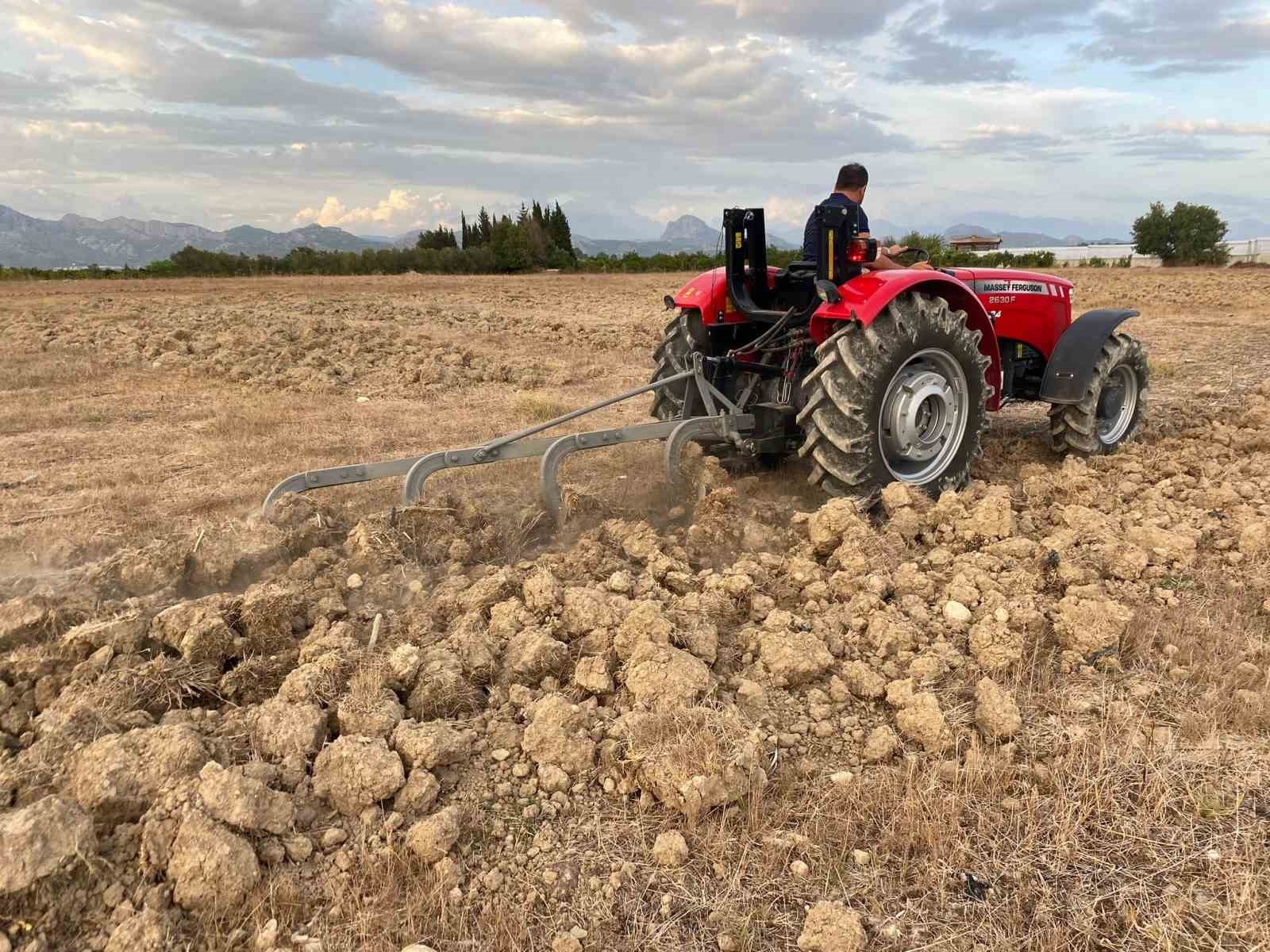 Funda Arar hayranlığı tarlaya traktörle isim yazdırdı